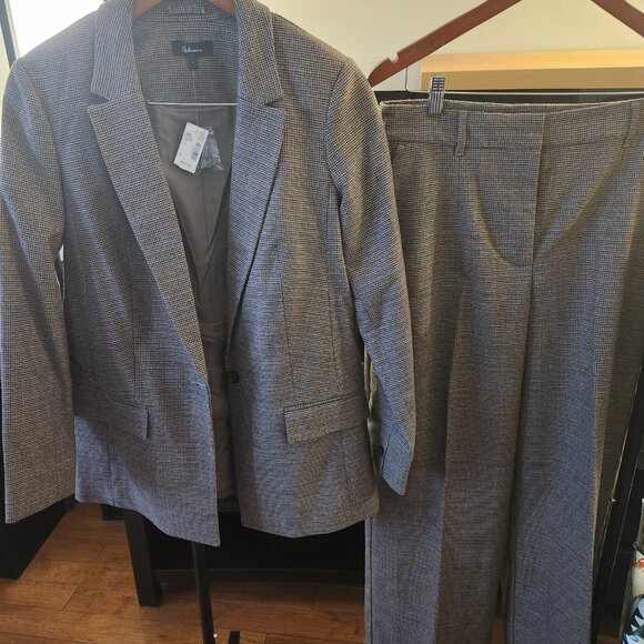 Gray Suit - Picture 5 of 7